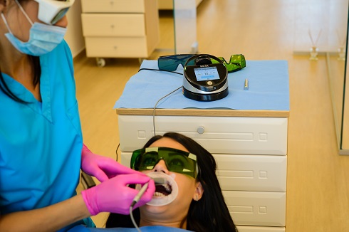 Experții Clinicii Dr. TEO prezintă 7 lucruri esențiale despre albirea dinților cu laserul BIOLASE